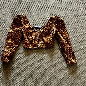 Zara cropped leopard zipped up top!! Size XS, in excellent condition.